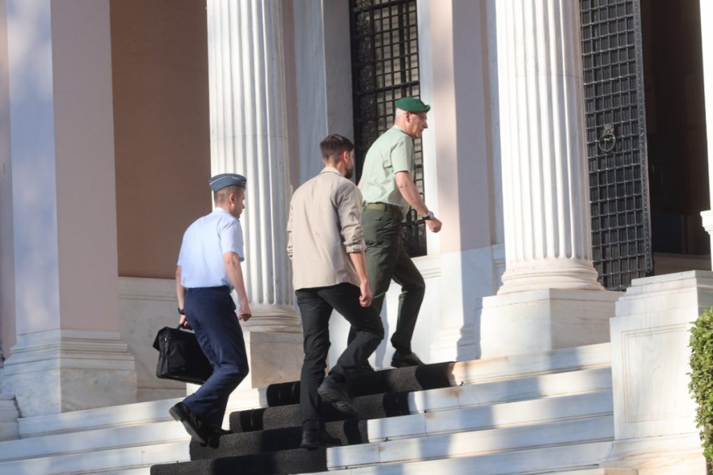 «Έντονη ανησυχία» στην κυβέρνηση για τις εξελίξεις στη Μέση Ανατολή – Συστάσεις για τα Στενά του Ορμούζ