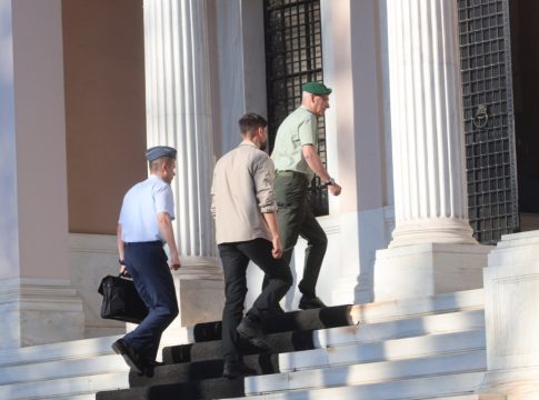 «Έντονη ανησυχία» στην κυβέρνηση για τις εξελίξεις στη Μέση Ανατολή – Συστάσεις για τα Στενά του Ορμούζ