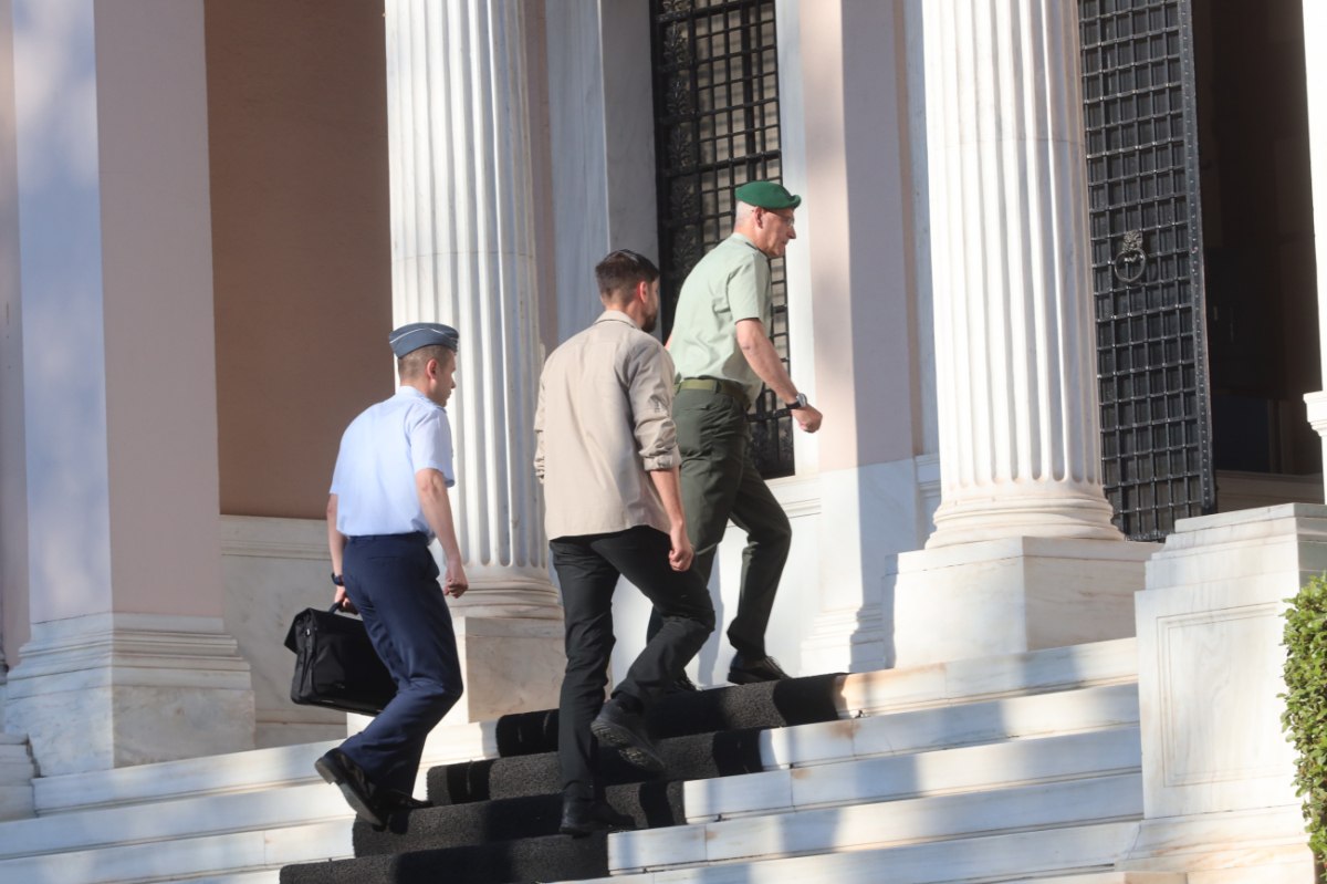 «Έντονη ανησυχία» στην κυβέρνηση για τις εξελίξεις στη Μέση Ανατολή – Συστάσεις για τα Στενά του Ορμούζ