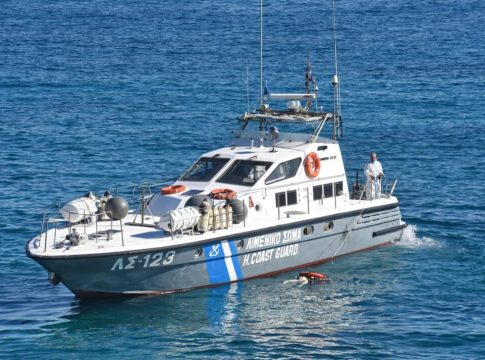 Ταχύπλοο έπεσε σε βράχια στη Βούλα – Δύο τραυματίες