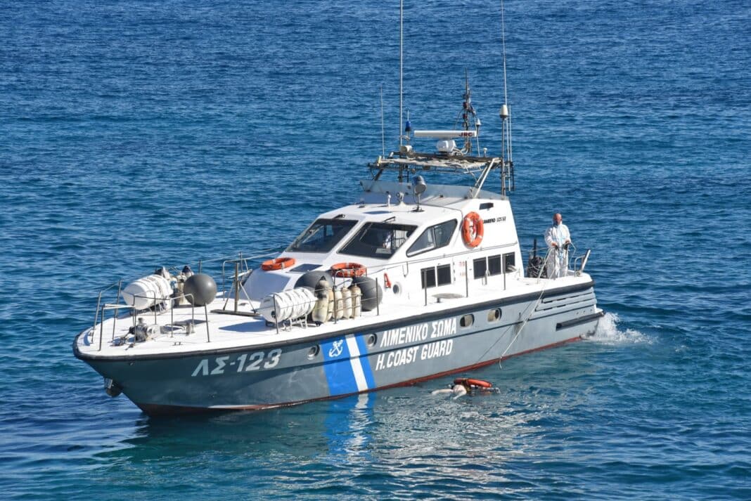 Ταχύπλοο έπεσε σε βράχια στη Βούλα – Δύο τραυματίες