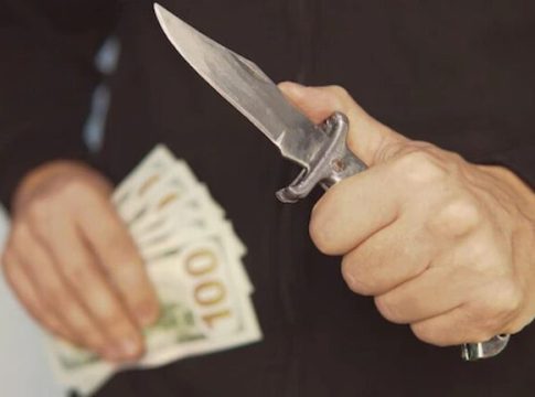 Μέγαρα: Μαχαίρωσαν 72χρονο μέσα στο σπίτι του και άρπαξαν 4.000 ευρώ – Τον βρήκε αναίσθητο η γυναίκα του