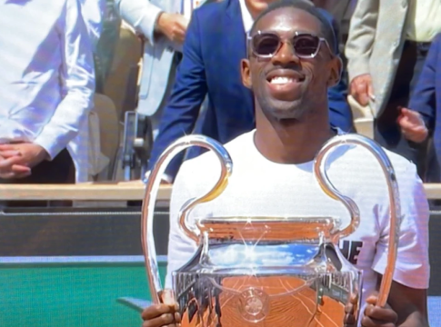 Ο Ντεμπελέ με την κούπα του Champions League και στο… Roland Garros (vids)