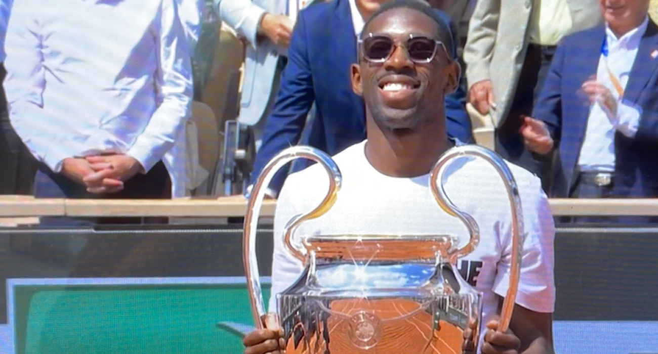 Ο Ντεμπελέ με την κούπα του Champions League και στο… Roland Garros (vids)