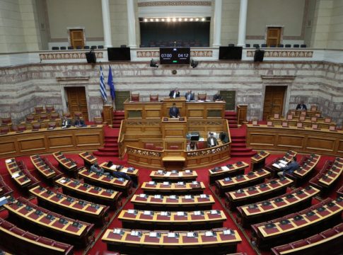 Βουλή: Ξεκινά η μάχη της προανακριτικής: Το crash test της ΝΔ με Καραμανλή και η παρέμβαση Μητσοτάκη