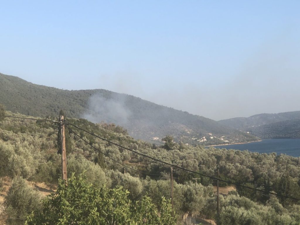 Λέσβος: Φωτιά στο Πυργί – Ήχησε το 112, στη μάχη και εναέρια