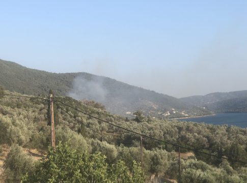 Λέσβος: Φωτιά στο Πυργί – Ήχησε το 112, στη μάχη και εναέρια