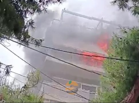 Φωτιά σε διαμέρισμα στη Γλυφάδα – Μεγάλες ζημιές στο οίκημα, απομακρύνθηκε μια ηλικιωμένη