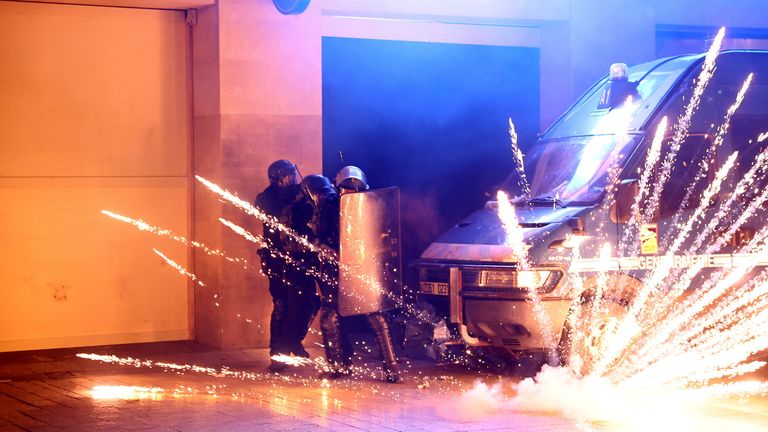 Δύο οι νεκροί στο Παρίσι: Σκληρές εικόνες στη Γαλλία (vids)