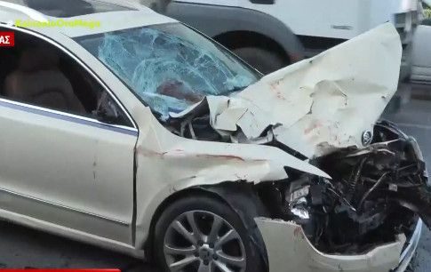 Ταξί καρφώθηκε σε απορριμματοφόρο στην Ποσειδώνος – Νεκρή υπάλληλος καθαριότητας του δήμου