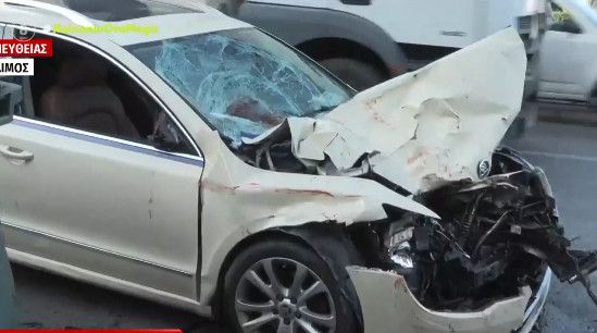 Ταξί καρφώθηκε σε απορριμματοφόρο στην Ποσειδώνος – Νεκρή υπάλληλος καθαριότητας του δήμου