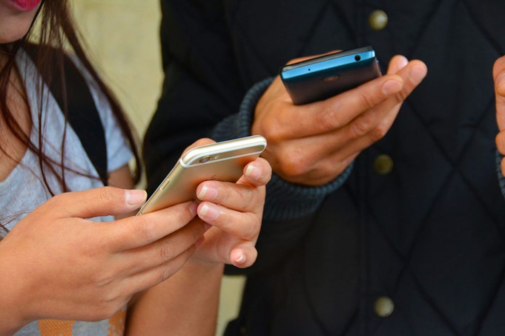 Ο Μακρόν ζητά να απαγορευτούν τα social media για εφήβους κάτω των 15 στην Ευρώπη