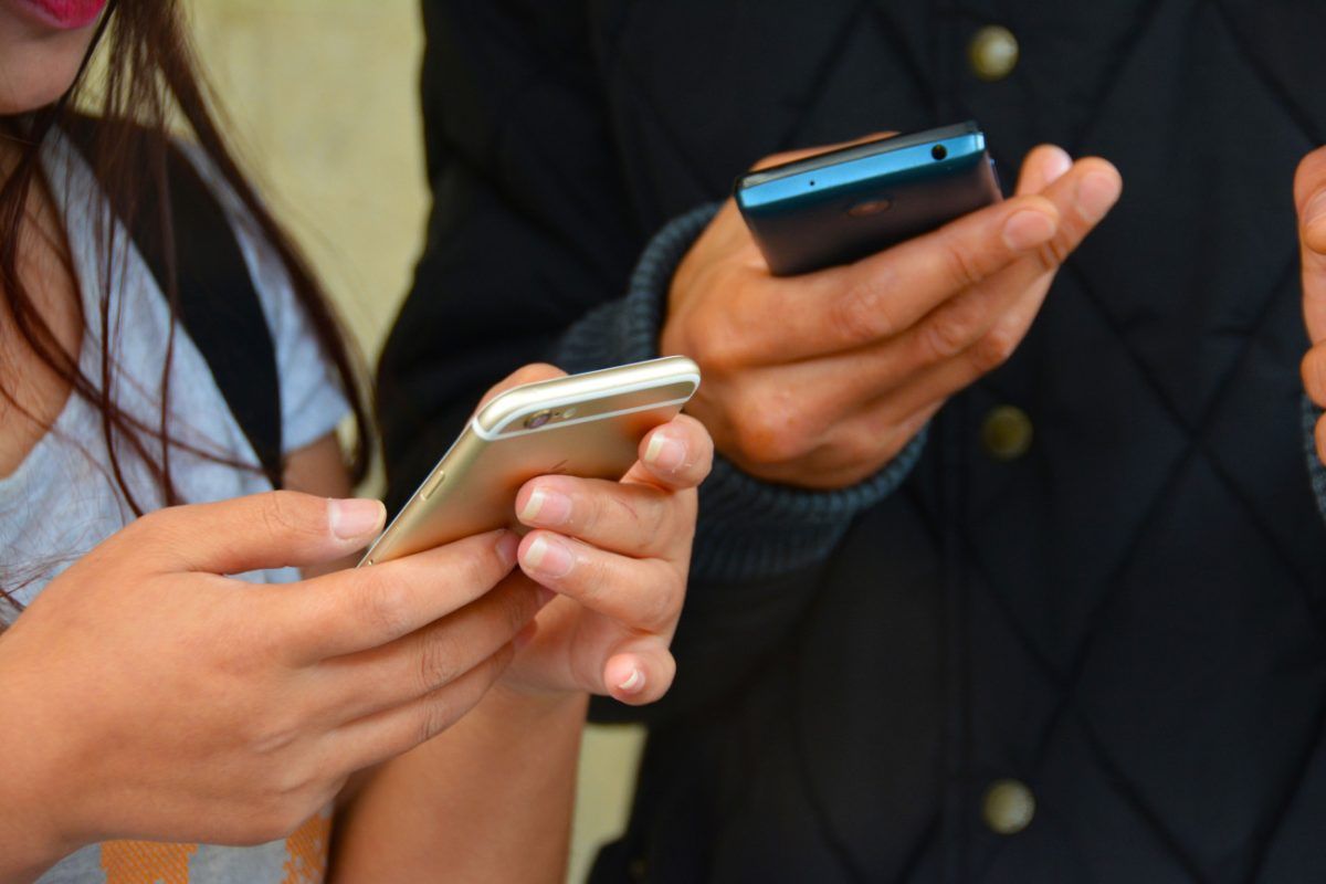 Ο Μακρόν ζητά να απαγορευτούν τα social media για εφήβους κάτω των 15 στην Ευρώπη