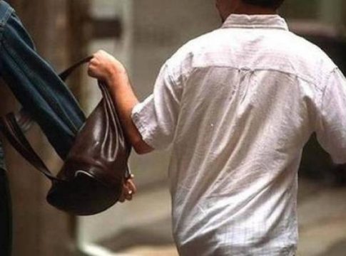 Μύκονος: Συνελήφθησαν δύο νεαροί τσαντάκηδες – Κυκλοφορούσαν με ρόπαλο και μαχαίρι