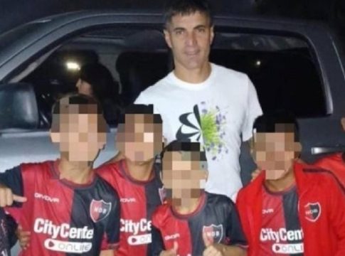 Απίθανο: Η Νιούελς Ολντ Μπόις τιμώρησε 9χρονα παιδιά επειδή φωτογραφήθηκαν με παίκτη αντίπαλης ομάδας