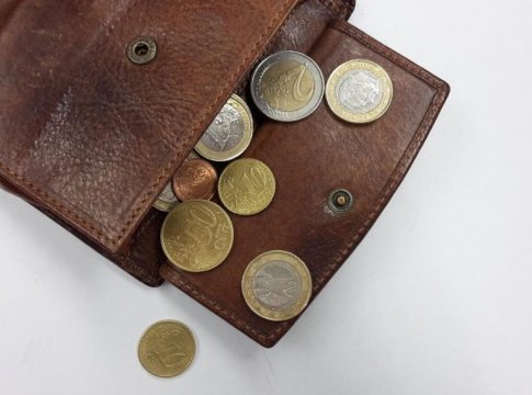 Της έκοψαν τη σύνταξη… κατά λάθος, καταγγέλλει 80χρονη που έμεινε ξαφνικά χωρίς χρήματα