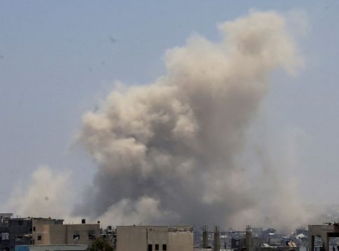 WSJ: Το Ιράν επιδιώκει συνομιλίες με τις ΗΠΑ και το Ισραήλ για να τερματίσει τη σύγκρουση