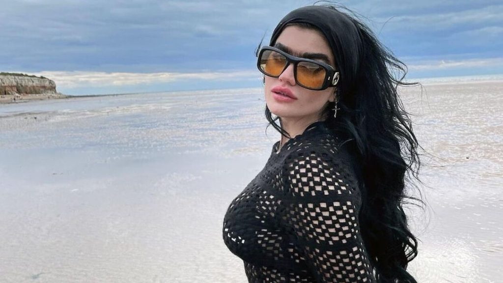 Τέλος οι… καμπύλες – Η Σοφία Χατζηπαντελή με αποκαλυπτικό μαγιό (pics)
