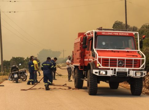 Πύρινη κόλαση στη Χίο – Κάηκαν σπίτια, αυτοκίνητα, καλλιέργειες