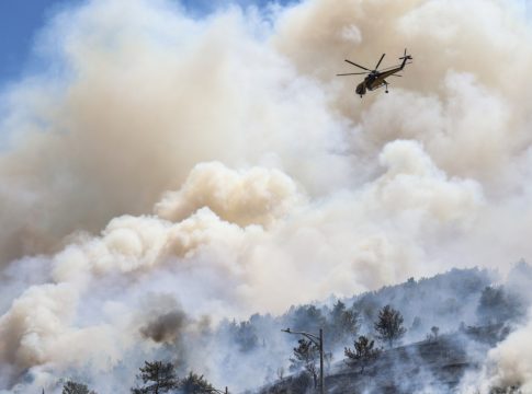 Ενισχύονται οι δυνάμεις στη μεγάλη φωτιά στη Χίο, καταφθάνουν και δασοκομάντος – Μπαράζ μηνυμάτων από το 112