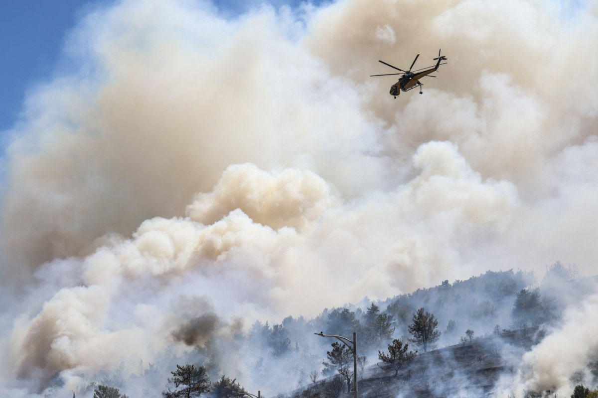 Ενισχύονται οι δυνάμεις στη μεγάλη φωτιά στη Χίο, καταφθάνουν και δασοκομάντος – Μπαράζ μηνυμάτων από το 112