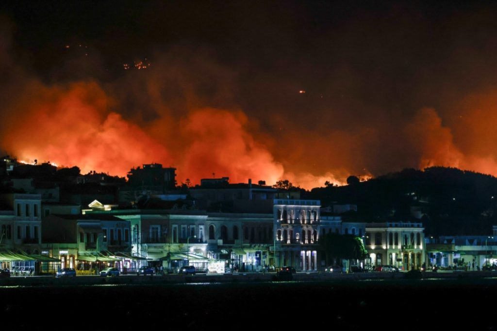 Χίος: Ολονύχτια μάχη για να περιοριστεί ο πύρινος εφιάλτης – Ανυπολόγιστη η ζημιά στο νησί