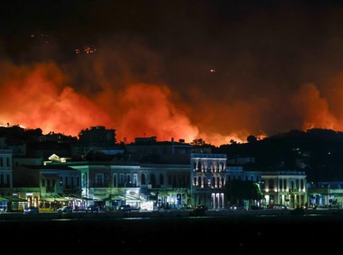 Χίος: Ολονύχτια μάχη για να περιοριστεί ο πύρινος εφιάλτης – Ανυπολόγιστη η ζημιά στο νησί