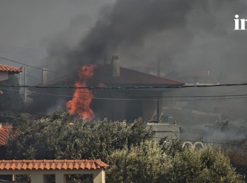 Σε ύψιστο συναγερμό για τις φωτιές – Καμένα σπίτια και πολλές ζημιές αφήνει πίσω η φωτιά στην Παλαιά Φώκαια