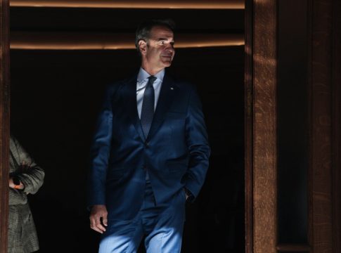 Ντροπιαστικές θεωρούν τις μεθοδεύσεις του Μαξίμου ακόμα και «γαλάζιοι» βουλευτές που μετείχαν στις επιστολικές