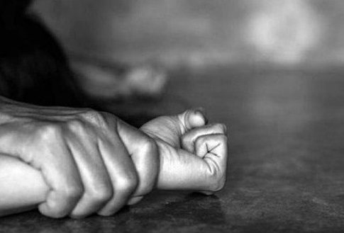 Αττική: Ομαδικός βιασμός 14χρονης από 4 άνδρες – Στο νοσοκομείο σε άσχημη κατάσταση το κορίτσι