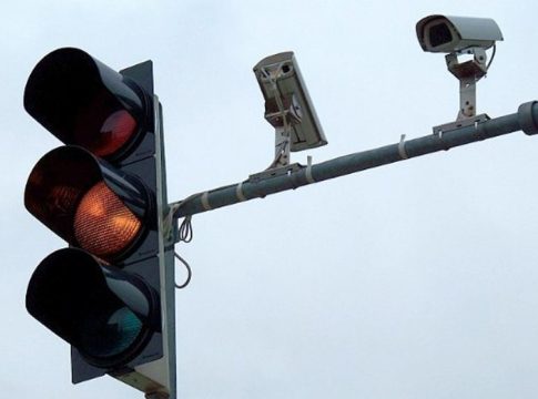 Σε ποια σημεία στην Αττική θα τοποθετηθούν οι νέες κάμερες της Τροχαίας που θα ελέγχουν το κόκκινο φανάρι
