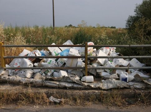 Αποκάλυψη Reuters για παράνομα φυτοφάρμακα στην Ελλάδα – Κίνδυνος για το περιβάλλον και την υγεία