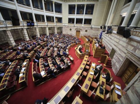 Βουλή: «Πυρ ομαδόν» κατά της κυβέρνησης – Κόντρες, ενστάσεις, αποχωρήσεις και… τραγούδια στη συνεδρίαση για τον Καραμανλή