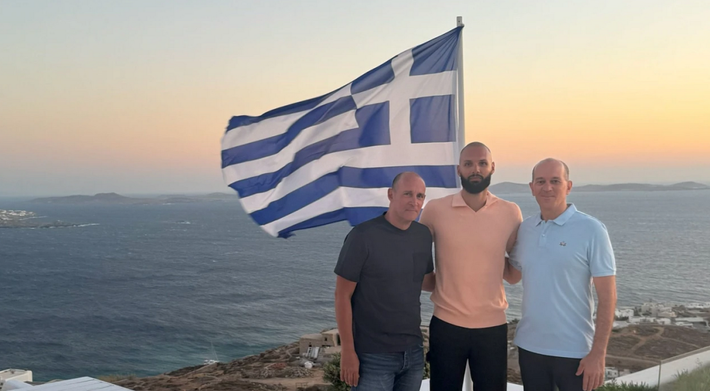 Ολυμπιακός: Πού έβγαλαν τις φωτογραφίες της ανανέωσης με τον Φουρνιέ οι Αγγελόπουλοι (pics)