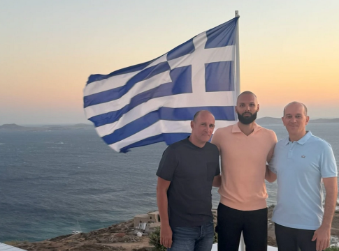 Ολυμπιακός: Πού έβγαλαν τις φωτογραφίες της ανανέωσης με τον Φουρνιέ οι Αγγελόπουλοι (pics)