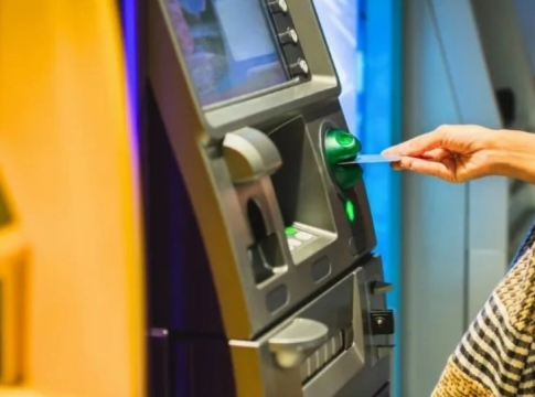 Μην κάνετε ποτέ αυτή την κίνηση όταν βγάζετε λεφτά από ΑΤΜ: Προσοχή μην σας αδειάσουν τον λογαριασμό – Το λάθος που απαγορεύετε