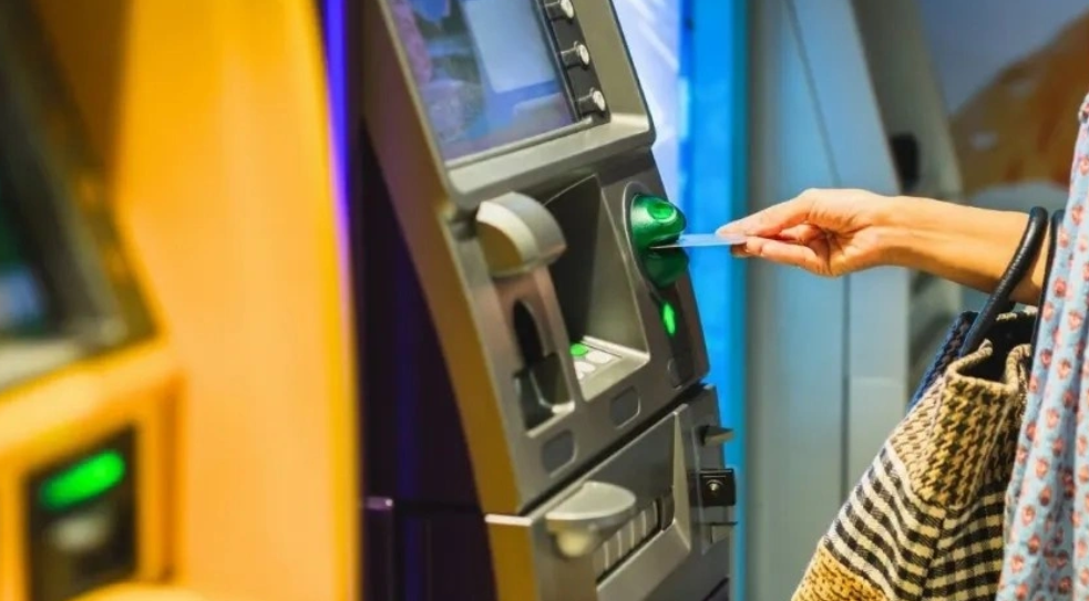 Μην κάνετε ποτέ αυτή την κίνηση όταν βγάζετε λεφτά από ΑΤΜ: Προσοχή μην σας αδειάσουν τον λογαριασμό – Το λάθος που απαγορεύετε