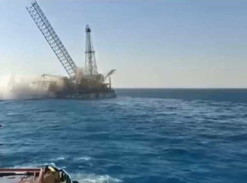 Αίγυπτος: Πλωτό γεωτρύπανο ναυάγησε στον Κόλπο του Σουέζ – Τουλάχιστον τέσσερις νεκροί και 20 τραυματίες