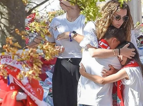 Στο Άνφιλντ με τα παιδιά της η σύζυγος του Ζότα για να αφήσει λουλούδια και να αποτίσει φόρο τιμής (pics)