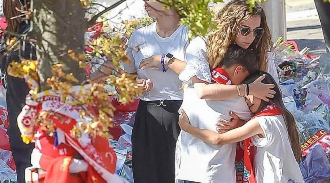 Στο Άνφιλντ με τα παιδιά της η σύζυγος του Ζότα για να αφήσει λουλούδια και να αποτίσει φόρο τιμής (pics)