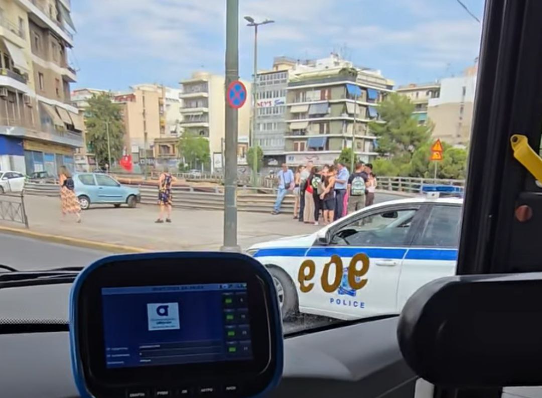 Σύγκρουση λεωφορείου με αυτοκίνητο στη συμβολή Συγγρού και Καλλιρόης – Τραυματίες μεταφέρονται σε νοσοκομείο