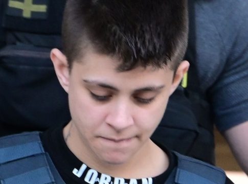 Μα καλά δεν είδε ότι την τραβάει η κάμερα; Σοκ με αυτό που έκανε η Ειρήνη Μουρτζούκου την ώρα που έμπαινε στο περιπολικό