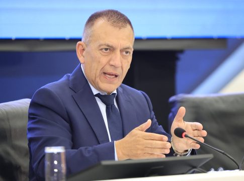 Αυτόματες ποινές σε παράγοντες που βρίζουν στα γήπεδα – Όλα όσα ανακοίνωσε η κυβέρνηση για την οπαδική βία