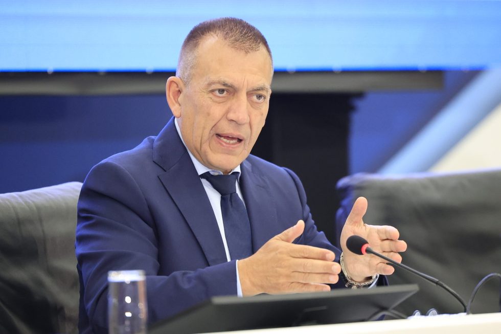 Αυτόματες ποινές σε παράγοντες που βρίζουν στα γήπεδα – Όλα όσα ανακοίνωσε η κυβέρνηση για την οπαδική βία