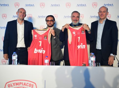 Για ποιον λόγο το λογότυπο των νερών ArrenA μπήκε κάτω από το σήμα του Ολυμπιακού (pics)