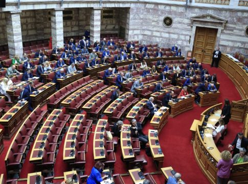 Πολιτικός καύσωνας για το «πλυντήριο» της κυβέρνησης με την εξεταστική από την εποχή του… Χαρίλαου Τρικούπη