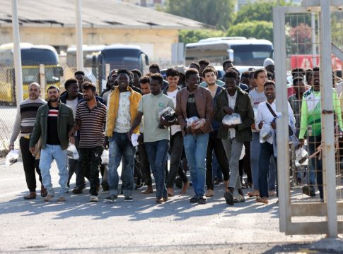 Αναδίπλωση Πλεύρη για την κλειστή δομή μεταναστών στην Κρήτη – Προχωρά η λύση των τριών χώρων προσωρινής διαμονής