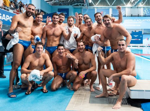 Της Ελλάδας τα παιδιά και τα πάρτι στην πισίνα…