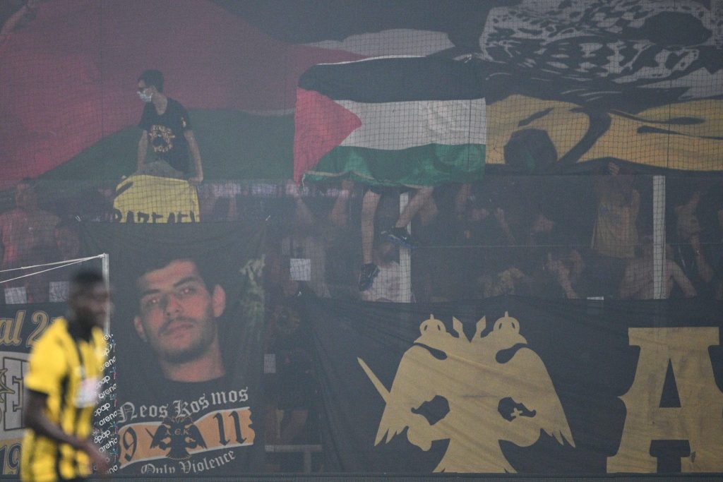 Προσαγωγές οπαδών της ΑΕΚ που είχαν σημαίες της Παλαιστίνης