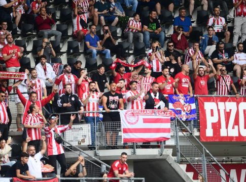 Δυναμικό «παρών» από τον κόσμο του Ολυμπιακού στο γήπεδο της Άλκμααρ (vid)